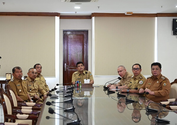 Gubernur Sumatera Utara Bobby Nasution bersama bupati/wali kota se-Sumut mengikuti zoom meeting dengan BP Tapera tentang sosialisasi Program KPR Subsidi FLPP, pada Senin, 30 Juni 2025. Foto Munawar Harahap.