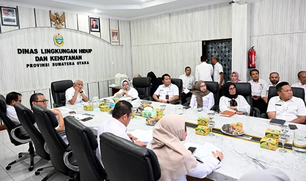 Wakil Gubernur Sumut Surya memimpin rapat Evaluasi Pengelolaan Retribusi Daerah di Kantor Dinas Lingkungan Hidup dan Kehutanan (DLHK) Sumut, Jalan Sisingamangaraja Nomor 14, Medan, Rabu, 9 Juli 2025. Foto Istimewa.