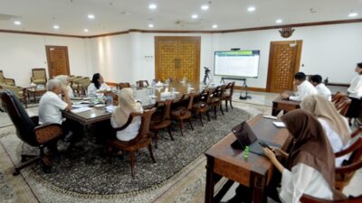 Wakil Gubernur Sumut Surya dan sejumlah OPD Pemprov Sumut mengikuti rapat persiapan peluncuran Koperasi Desa/Kelurahan Merah Putih secara virtual yang dipimpin Wamen Koperasi Fery Julianto, Rabu, 9 Juli 2025. Foto Istimewa.