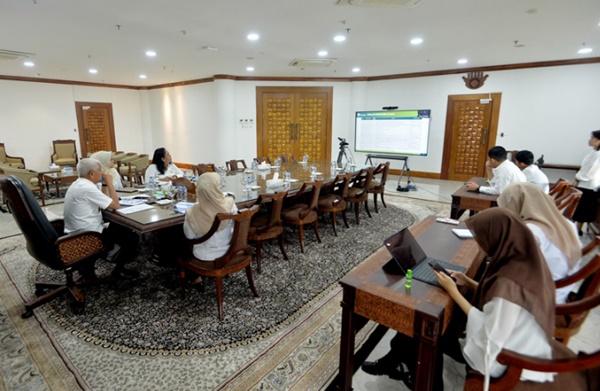 Wakil Gubernur Sumut Surya dan sejumlah OPD Pemprov Sumut mengikuti rapat persiapan peluncuran Koperasi Desa/Kelurahan Merah Putih secara virtual yang dipimpin Wamen Koperasi Fery Julianto, Rabu, 9 Juli 2025. Foto Istimewa.