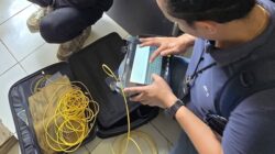 Tim teknis sedang melakukan pengukuran dengan OTDR dari Site Pulau Burung ke arah Tj Batu, untuk identifikasi titik gangguan. Foto Istimewa.