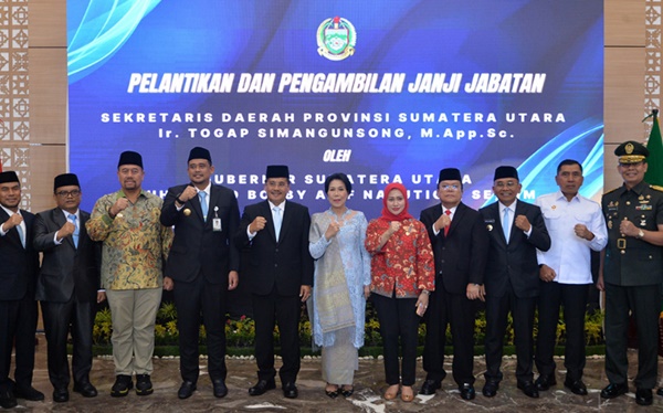 Gubernur Sumatera Utara Bobby Nasution melantik Togap Simangunsong sebagai Sekretaris Daerah Provinsi (Sekdaprov) Sumut. Foto Istimewa.