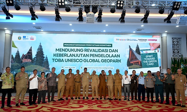 Gubernur Sumatera Utara Bobby Nasution didampingi Plh Sekdaprovsu Effendy Pohan bersama tujuh kepala daerah se-kawasan Danau Toba, Bupati Samosir, Tapanuli Utara, Toba, Simalungun, Dairi, Karo, dan Humbanghasundutan (Humbahas) menyiapkan laporan revalidasi Toba Caldera UNESCO Global Geopark Tahun 2025, di Aula Raja Inal Siregar, Kantor Gubernur Sumut, Medan, Senin, 30 Juni 2025. Foto Istimewa.