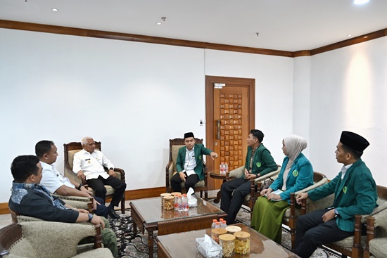 Wakil Gubernur Sumatera Utara Surya menerima kunjungan silaturahmi PW Ikatan Pelajar Al-Washliyah (IPA) Sumut dan Pengurus Daerah (PD) IPA Kabupaten Asahan, di Kantor Gubernur Sumut, Rabu, 6 Agustus 2025. Foto Munawar Harahap.