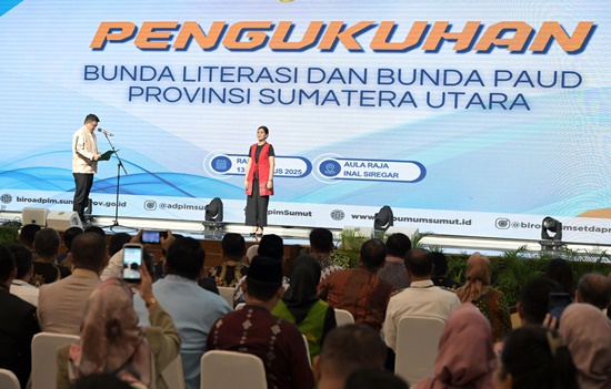 Gubernur Sumatera Utara Muhammad Bobby Afif Nasution mengukuhkan Kahiyang Ayu sebagai Bunda Literasi Sumut dan Bunda PAUD Sumut, di Aula Raja Inal Siregar, Kantor Gubernur, Rabu,13 Agustus 2025. Foto YT Hariono.
