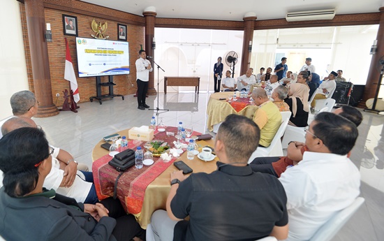 Gubernur Sumatera Utara Bobby Nasution berdiskusi dengan Ketua DPRD Sumut beserta dengan Ketua Fraksi DPRD Sumut di Anjungan lantai 9 Kantor Gubernur Sumut, Rabu, 6 Agustus 2025. Foto Alexander AP Siahaan.