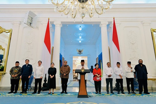 Presiden Prabowo Subianto bersama ketua umum partai politik, pimpinan DPR dan MPR memberikan pernyataan menyikapi aksi demonstrasi di berbagai kota di Indonesia, menyebabkan adanya korban tewas, di Istana Merdeka, Jakarta, Minggu, 31 Agustus 2025. Foto BPMI Setpres/Laily Rachev.