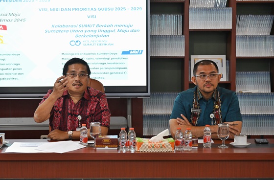 Sumut Togap Simangunsong bersama Kepala Dinas Pendidikan Sumut Alexander Sinulingga, melakukan pertemuan dengan pejabat dan jajaran staf di Dinas Pendidikan Provinsi Sumut di Jalan Teuku Cik Ditiro Medan, Jumat, 1 Agustus 2025. Foto Munawar Harahap.