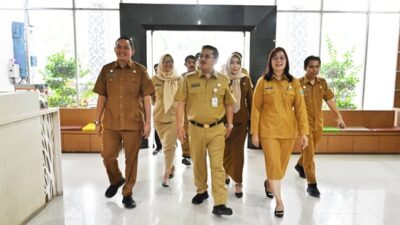 Sekretaris Daerah Provinsi Sumatera Utara, Togap Simangunsong melakukan kunjungan kerja ke Kantor Dinas Kebudayaan, Kepariwisataan dan Ekonomi Kreatif (Disbudparekraf) Provinsi Sumut di Jalan Rumah Sakit Haji, Kota Medan, Selasa, 5 Agustus 2025. Foto Munawar Harahap.