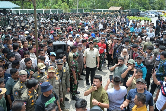 Gubernur Sumatera Utara Bobby Nasution bersama Kapodasu Irjen Pol Whisnu Hermawan Februanto, Pangdam I/BB Mayjen TNI Rio Firdianto, Kajatisu Harli Siregar, Ketua DPRD Sumut Erni Ariyanti, memimpin pembongkaran Diskotik Marcopolo di Jalan Sei Petani, Kecamatan Kutalimbaru, Kabupaten Deli Serdang, Kamis, 14 Agustus 2025. Foto YT Hariono.
