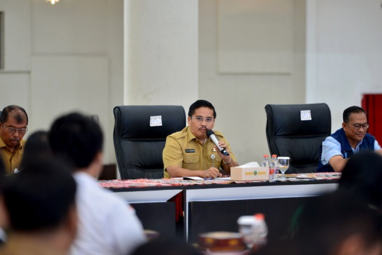 Sekrertaris Daerah Provinsi Sumatera Utara, Togap Simangunsong didampingi Asisten Bidang Perekonomian dan Pembangunan Provinsi Sumut, serta sejumlah OPD dan perwakilan Forkopimda Sumut melakukan rapat persiapan event F1 Powerboat dan Aquabike World Championship 2025 di Aula Raja Inal Siregar. Foto Fahmi Aulia.