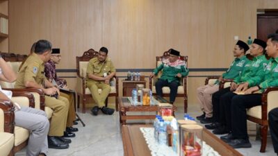 Gubernur Sumatera Utara Bobby Nasution menerima Ketua Pemuda Al-Washliyah Pusat Aminullah Siagian dan Pengurus Al-Washliyah Sumut di Ruang Kerja Lantai 10 Kantor Gubernur Sumut Jalan Diponegoro Kota Medan, Selasa, 5 Agustus 2025. Foto Alexander AP Siahaan.