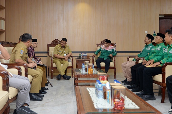 Gubernur Sumatera Utara Bobby Nasution menerima Ketua Pemuda Al-Washliyah Pusat Aminullah Siagian dan Pengurus Al-Washliyah Sumut di Ruang Kerja Lantai 10 Kantor Gubernur Sumut Jalan Diponegoro Kota Medan, Selasa, 5 Agustus 2025. Foto Alexander AP Siahaan.