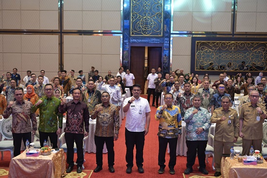 Gubernur Sumatera Utara Bobby Afif Nasution bersama Kepala Kantor Wilayah ATR/BPN Sumut Sri Pranoto, Staf Ahli Menteri ATR/BPN Bidang Teknologi dan Informasi Dwi Budi Martono, meluncurkan Layanan Peralihan Hak Atas Tanah (HAT) Elektronik di Hotel Adimulia, Jalan Diponegoro, Kota Medan, Senin, 4 Agustus 2025. Foto YT Hariono.