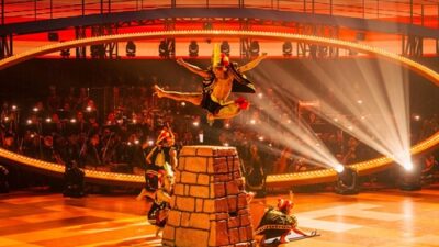 Lompat batu dari Nias, Sumatera Utara, menjadi salah satu atraksi yang dihadirkan dalam Pagelaran Sabang Merauke–The Indonesian Broadway 2025 “Hikayat Nusantara“.