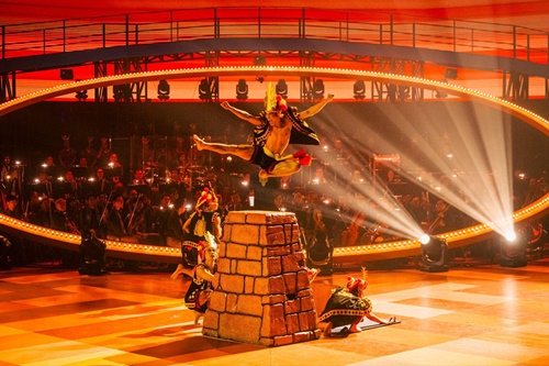 Lompat batu dari Nias, Sumatera Utara, menjadi salah satu atraksi yang dihadirkan dalam Pagelaran Sabang Merauke–The Indonesian Broadway 2025 “Hikayat Nusantara“.