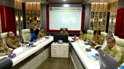 Wakil Gubernur Sumatera Utara, Surya didampingi mengikuti Rapat Koordiasi Pengendalian Inflasi Tahun 2025 darii Command Center Sumut Smart Province Kantor Gubernur Sumut, Senin, 11 Agustus 2025. Foto Fahmi Aulia.