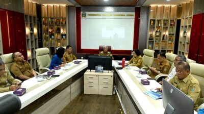 Wakil Gubernur Sumatera Utara, Surya didampingi mengikuti Rapat Koordiasi Pengendalian Inflasi Tahun 2025 darii Command Center Sumut Smart Province Kantor Gubernur Sumut, Senin, 11 Agustus 2025. Foto Fahmi Aulia.