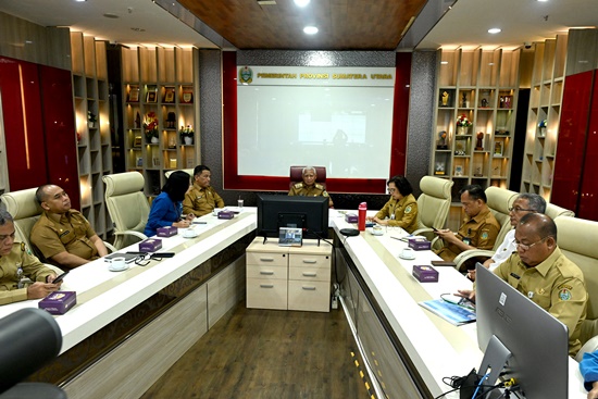 Wakil Gubernur Sumatera Utara, Surya didampingi mengikuti Rapat Koordiasi Pengendalian Inflasi Tahun 2025 darii Command Center Sumut Smart Province Kantor Gubernur Sumut, Senin, 11 Agustus 2025. Foto Fahmi Aulia.
