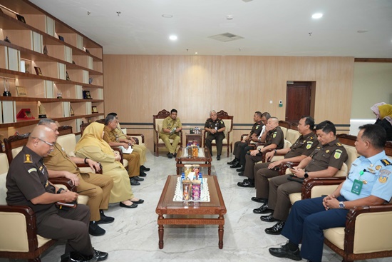 Gubernur Sumatera Utara Bobby Nasution menerima kunjungan Kajati Sumut Harli Siregar beserta jajarannya di Kantor Gubernur, Selasa, 12 Agustus 2025. Foto Alexander AP Siahaan.
