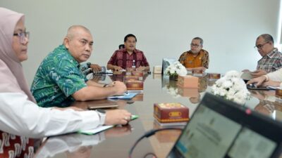 Sekretaris Daerah Provinsi Sumatera Utara Togap Simangunsong memimpin rapat rancangan pembentukan Satuan Tugas Percepatan Penyelenggaraan Program Makan Siang Bergizi Gratis (MBG) pada, Jumat, 1 Agustus 2025. Foto Alexander AP Siahaan.