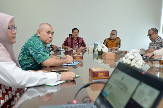 Sekretaris Daerah Provinsi Sumatera Utara Togap Simangunsong memimpin rapat rancangan pembentukan Satuan Tugas Percepatan Penyelenggaraan Program Makan Siang Bergizi Gratis (MBG) pada, Jumat, 1 Agustus 2025. Foto Alexander AP Siahaan.
