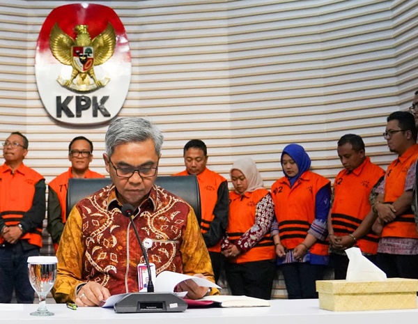 Ketua KPK, Setyo Budiyanto dalam konferensi pers hasil OTT KPK terhadap Wakil Menteri Ketenagakerjaan Immanuel Ebenezer dan delapan pejabat di Kementerian Ketenagakerjaan kasus pemerasan setfikasi Keselamatan dan Kesehatan Kerja (K3), di Gedung KPK, Jumat, 22 Agustus 2025. Foto Akun Instagram @official.kpk.