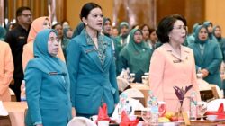Ketua TP PKK Sumut Kahiyang Ayu bersama Staff Ahli I PKK Sumut Titiek Sugiharti menghadiri puncak peringatan Hari Kesatuan Gerak ke-53 PKK Provinsi Sumut di Ballroom Hotel Grand Mercure, Jalan Sutomo, Medan, Selasa, 12 Agustus 2025. Foto Imam Syahputra.