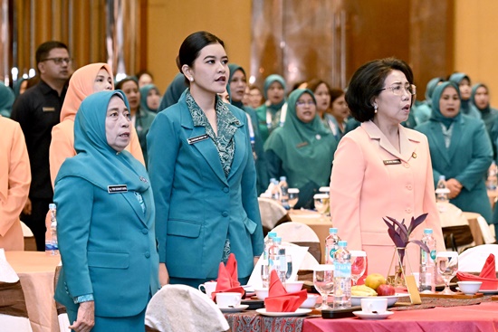 Ketua TP PKK Sumut Kahiyang Ayu bersama Staff Ahli I PKK Sumut Titiek Sugiharti menghadiri puncak peringatan Hari Kesatuan Gerak ke-53 PKK Provinsi Sumut di Ballroom Hotel Grand Mercure, Jalan Sutomo, Medan, Selasa, 12 Agustus 2025. Foto Imam Syahputra.