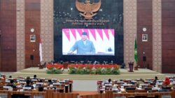 Gubernur Sumut Bobby Nasution, Wakil Gubernur Sumut Surya bersama Ketua DPRD Sumut Erni Ariyanti Sitorus dalam Rapat Paripurna DPRD Sumut, mendengarkan pidato kenegaraan Presiden Prabowo tentang RUU APBN 2026 secara virtual dari ruang paripurna DPRD Sumut, Jumat, 15 Agustus 2025. Foto Alexander AP Siahaan.