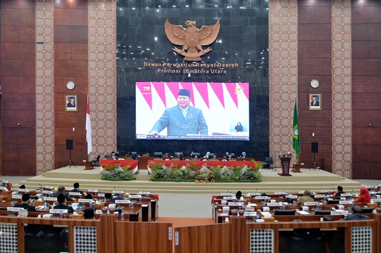 Gubernur Sumut Bobby Nasution, Wakil Gubernur Sumut Surya bersama Ketua DPRD Sumut Erni Ariyanti Sitorus dalam Rapat Paripurna DPRD Sumut, mendengarkan pidato kenegaraan Presiden Prabowo tentang RUU APBN 2026 secara virtual dari ruang paripurna DPRD Sumut, Jumat, 15 Agustus 2025. Foto Alexander AP Siahaan.
