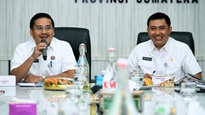 Sekretaris Daerah Provinsi Sumut, Togap Simangunsong bersama Kepala Dinas LHK Sumut, Heri W Marpaung membahas sistem pengelolaan sampah tertutup (sanitary landfill) saat melakukan kunjungan kerja ke Kantor Dinas LHK Provinsi Sumut, Rabu, 6 Agustus 2025. Foto Imam Syahputra.
