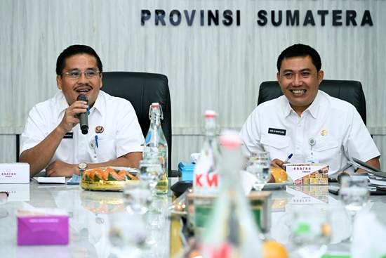 Sekretaris Daerah Provinsi Sumut, Togap Simangunsong bersama Kepala Dinas LHK Sumut, Heri W Marpaung membahas sistem pengelolaan sampah tertutup (sanitary landfill) saat melakukan kunjungan kerja ke Kantor Dinas LHK Provinsi Sumut, Rabu, 6 Agustus 2025. Foto Imam Syahputra.