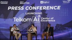 Keterangan dari kiri ke kanan: VP Corporate Communication Telkom Andri Herawan Sasoko, Direktur Enterprise & Business Service Telkom Veranita Yosephine, dan Direktur IT Digital Telkom Faizal Rochmad Djoemadi saat acara peluncuran Telkom AI Center of Excellence.