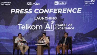 Keterangan dari kiri ke kanan: VP Corporate Communication Telkom Andri Herawan Sasoko, Direktur Enterprise & Business Service Telkom Veranita Yosephine, dan Direktur IT Digital Telkom Faizal Rochmad Djoemadi saat acara peluncuran Telkom AI Center of Excellence.