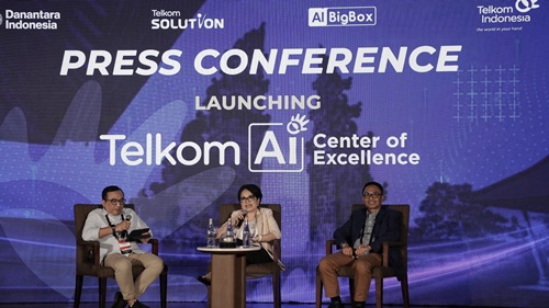 Keterangan dari kiri ke kanan: VP Corporate Communication Telkom Andri Herawan Sasoko, Direktur Enterprise & Business Service Telkom Veranita Yosephine, dan Direktur IT Digital Telkom Faizal Rochmad Djoemadi saat acara peluncuran Telkom AI Center of Excellence.