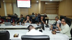 Kadispora Sumut Mahfullah Daulay bersama anggota Komite Eksekutif (Exco) PSSI Arya Sinulingga memimpin rapat koordinasi persiapan Piala Kemerdekaan di Kantor Gubernur, Jalan Diponegoro, Medan, Minggu, 10 Agustuts 2025. Foto Fahmi Aulia.