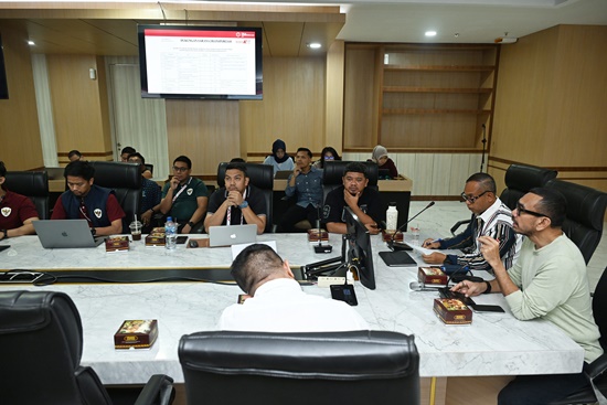 Kadispora Sumut Mahfullah Daulay bersama anggota Komite Eksekutif (Exco) PSSI Arya Sinulingga memimpin rapat koordinasi persiapan Piala Kemerdekaan di Kantor Gubernur, Jalan Diponegoro, Medan, Minggu, 10 Agustuts 2025. Foto Fahmi Aulia.