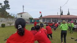 Warga binaan UPT Parawasa Berastagi menggelar perlombaan tarik tambang dalam rangka meriahkan HUT RI ke-80 Tahun. Foto Rienews.com.