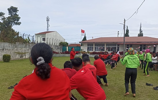 Warga binaan UPT Parawasa Berastagi menggelar perlombaan tarik tambang dalam rangka meriahkan HUT RI ke-80 Tahun. Foto Rienews.com.