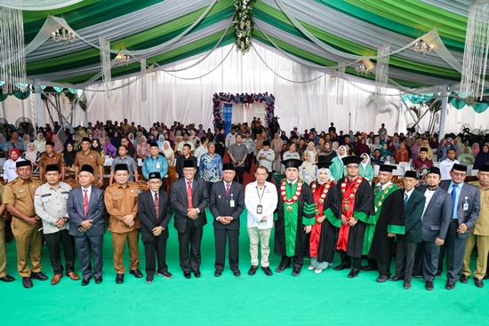 Wakil Gubernur Sumatera Utara Surya menghadiri wisuda angkatan XIII Universitas Al Washliyah (Univa) Labuhanbatu, Kota Rantau Prapat, Senin 4 Agustus 2025. Foto Istimewa.