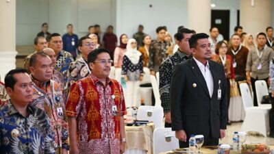 Gubernur Sumatera Utara Bobby Nasution didampingi Sekretaris Daerah Sumut Togap Simangunsong menyalurkan pembayaran utang n Dana Bagi Hasil (DBH) kepada Bupati/Walikota Se-Sumut Tahun 2025 di Aula Raja Inal Siregar, Jumat, 8 Agustus 2025. Foto Fahmi Aulia.