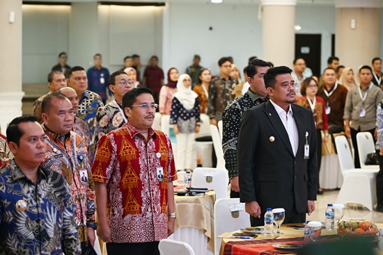 Gubernur Sumatera Utara Bobby Nasution didampingi Sekretaris Daerah Sumut Togap Simangunsong menyalurkan pembayaran utang n Dana Bagi Hasil (DBH) kepada Bupati/Walikota Se-Sumut Tahun 2025 di Aula Raja Inal Siregar, Jumat, 8 Agustus 2025. Foto Fahmi Aulia.