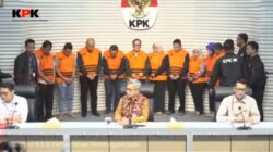 KPK tetapkan Wamenaker Immanuel Ebenezer Gerungan sebagai tersangka dalam OTT pemerasan sertifikasi K3 di Kemenaker bersama sepuluh tersangka lainnya.
