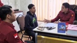 Penyidik Tim Pidsus Kejari Karo saat memeriksa tersangka baru, TA, dalam kasus dugaan korupsi pembuatan 170 website desa senilai Rp1,3 miliar di Kabupaten Karo. Foto Rienews.com.