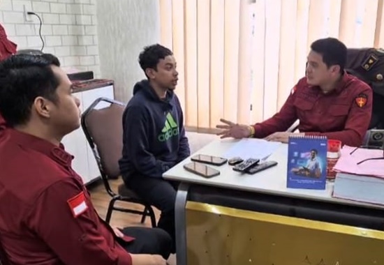 Penyidik Tim Pidsus Kejari Karo saat memeriksa tersangka baru, TA, dalam kasus dugaan korupsi pembuatan 170 website desa senilai Rp1,3 miliar di Kabupaten Karo. Foto Rienews.com.