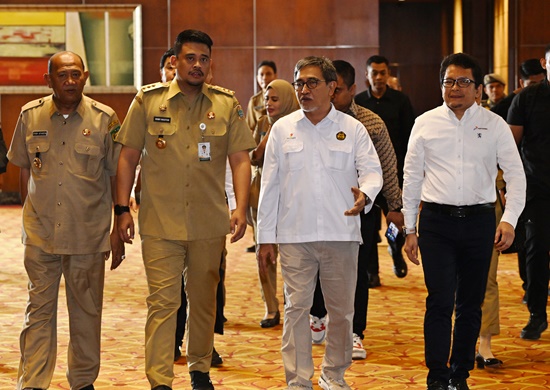 Gubernur Sumatera Utara, Bobby Nasution didampingi Bupati Langkat Syah Afandin menghadiri sosialisasi dan implementasi Permen ESDM Nomor 14 Tahun 2025, di JW Marriot Hotel Jalan Puteri Hijau Medan, Selasa, 5 Agustus 2025. Foto Fahmi Aulia.