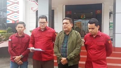 Kasi Pidsus Kejari Karo Renhard Harve Sembiring bersama Kasi Intel Dona Martinus Sebayang, saat memberikan keterangan pers soal penangkapan tersangka baru dalam kasus dugaan korupsi 170 pembuatan website desa senilai Rp1,3 miliar, Rabu, 13 Agustus 2025. Foto Rienews.com.