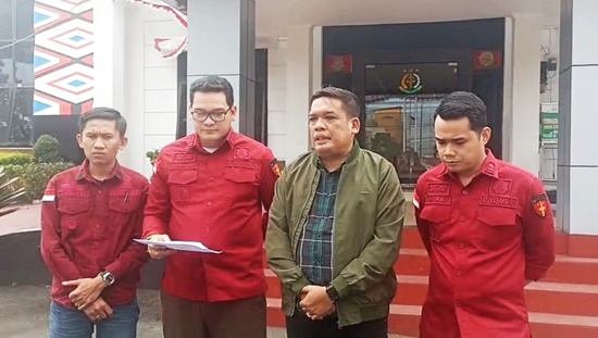 Kasi Pidsus Kejari Karo Renhard Harve Sembiring bersama Kasi Intel Dona Martinus Sebayang, saat memberikan keterangan pers soal penangkapan tersangka baru dalam kasus dugaan korupsi 170 pembuatan website desa senilai Rp1,3 miliar, Rabu, 13 Agustus 2025. Foto Rienews.com.