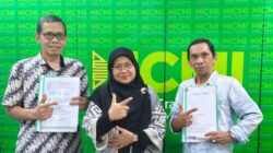 Dewan Pengurus Lembaga Amal Zakat Infaq dan Shodaqoh Ikatan Cendikiawan Muslim Indonesia (LAZIS ICMI), menerima sertifikat kompetensi dari Asesor Uji Kompetensi LSP BEKSYA, Anik Rifqoh (tengah) pada penutupan uji kompetensi amil zakat di Gedung Center ICMI, Jakarta, Sabtu, 20 September 2025.